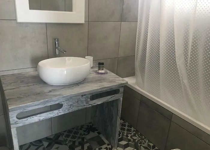 Zen - Beautiful Private Pool-heating Option, Hot Tub, Beautiful Garden *